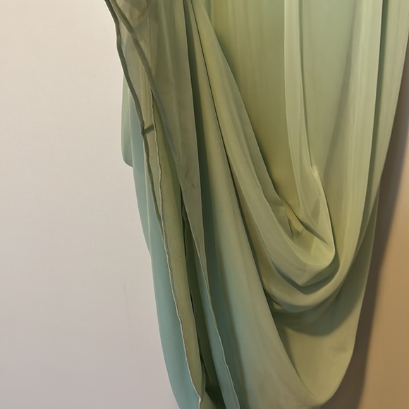 David’s Bridal Bridesmaid Dress meadow green size 2 light and flowy - Picture 5 of 12